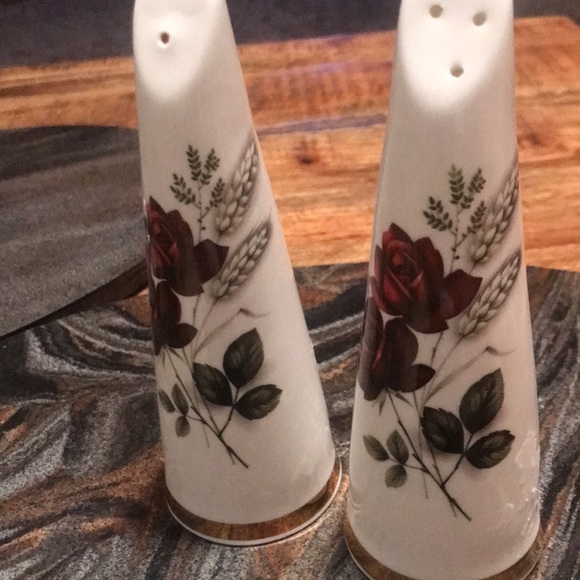 Sandford fine bone china salt & Pepper shaker made in England. Sell as a pair. - Picture 2 of 7